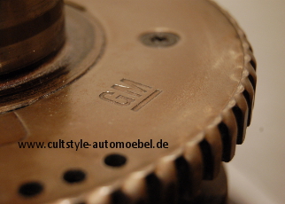 Cultstyle auto mbel 4-Zylinder Kurbelwelle Zeitungsstnder General Motors Logo